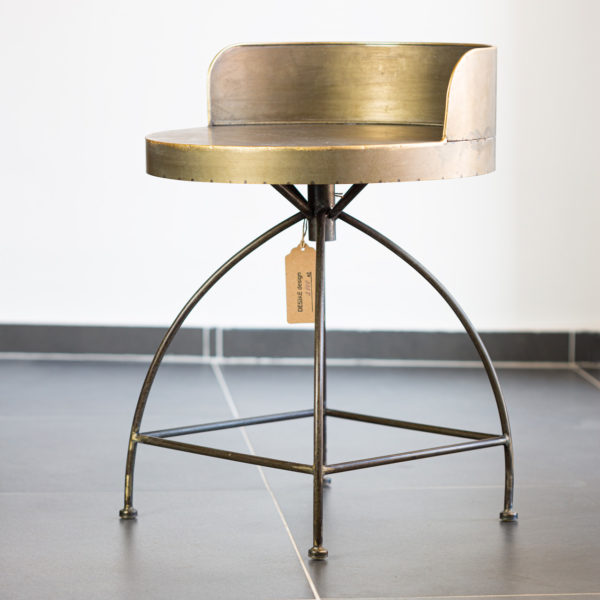 Originální kovová stolička v industriálním stylu.