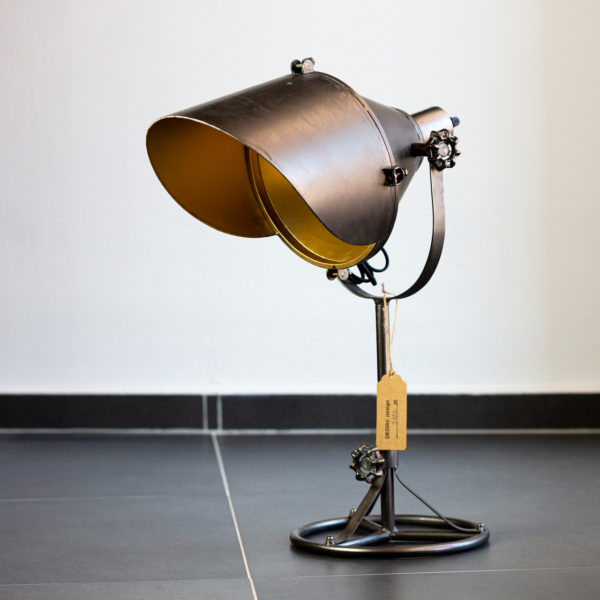 Originální stolní lampa v industriálním stylu.