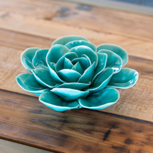 Dokonale zpracovaný keramický květ – barva tyrkysově modrá