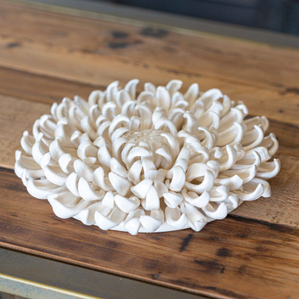 Dokonale zpracovaný keramický květ – barva bílá